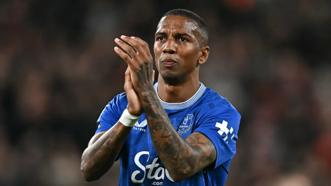ashley-young-tuyen-bo-giai-nghe-1